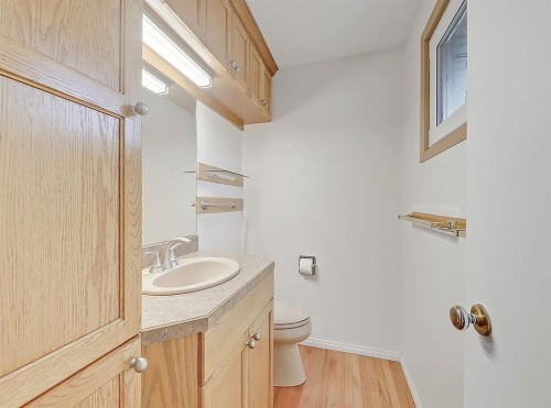 44 Granlea Place Sw, Calgary, AB - Indoor Photo Showing Bathroom
