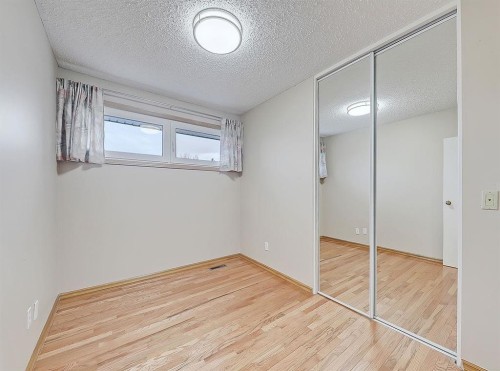 44 Granlea Place Sw, Calgary, AB - Indoor Photo Showing Other Room