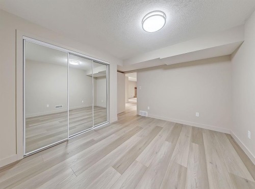 44 Granlea Place Sw, Calgary, AB - Indoor Photo Showing Other Room