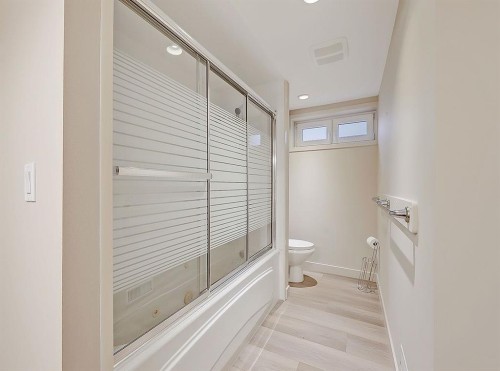 44 Granlea Place Sw, Calgary, AB - Indoor Photo Showing Bathroom