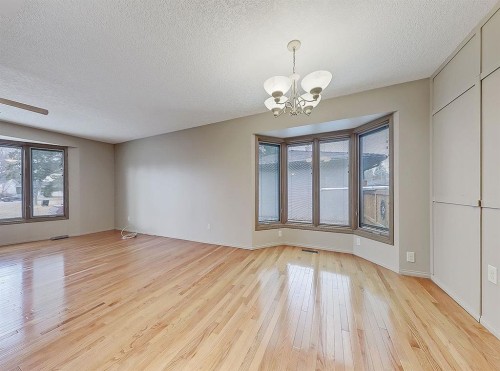 44 Granlea Place Sw, Calgary, AB - Indoor Photo Showing Other Room