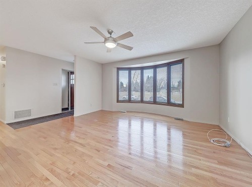 44 Granlea Place Sw, Calgary, AB - Indoor Photo Showing Other Room