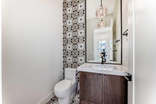 2006 41 Avenue Sw, Calgary, AB - Indoor Photo Showing Bathroom