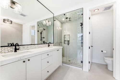 2006 41 Avenue Sw, Calgary, AB - Indoor Photo Showing Bathroom
