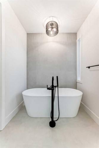 2006 41 Avenue Sw, Calgary, AB - Indoor Photo Showing Bathroom