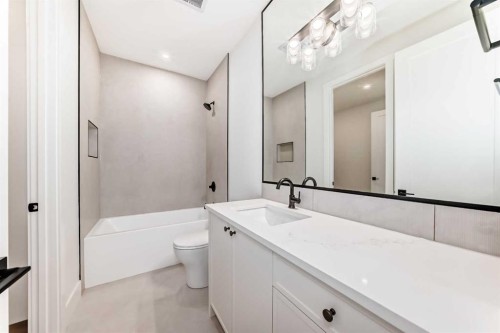 2006 41 Avenue Sw, Calgary, AB - Indoor Photo Showing Bathroom