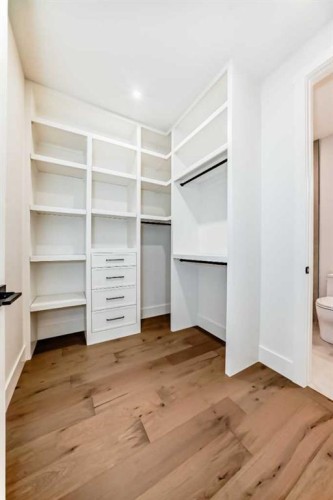 2006 41 Avenue Sw, Calgary, AB - Indoor With Storage