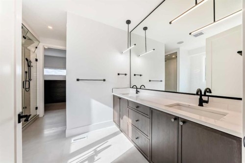 2006 41 Avenue Sw, Calgary, AB - Indoor Photo Showing Bathroom
