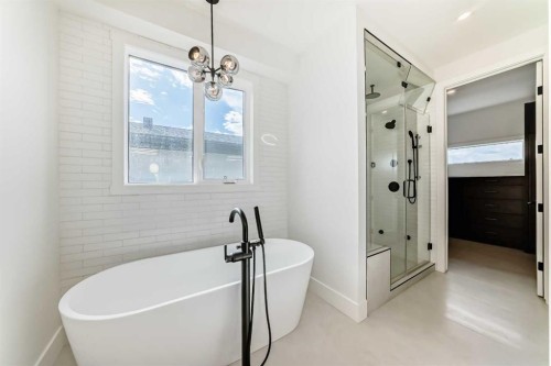 2006 41 Avenue Sw, Calgary, AB - Indoor Photo Showing Bathroom