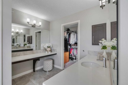 53 Sundown Grove, Cochrane, AB - Indoor Photo Showing Bathroom