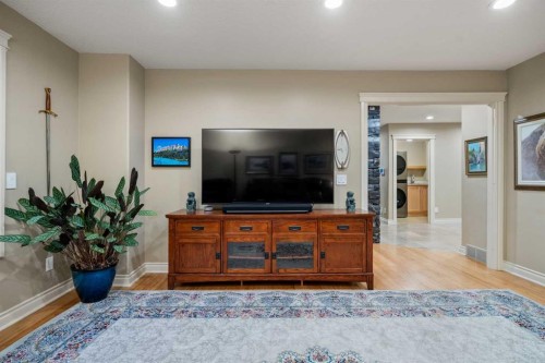 39 Echlin Drive, Bragg Creek, AB - Indoor Photo Showing Living Room