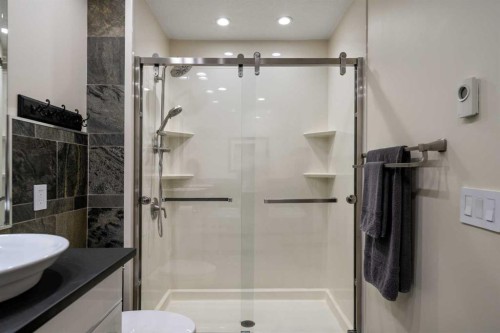 39 Echlin Drive, Bragg Creek, AB - Indoor Photo Showing Bathroom