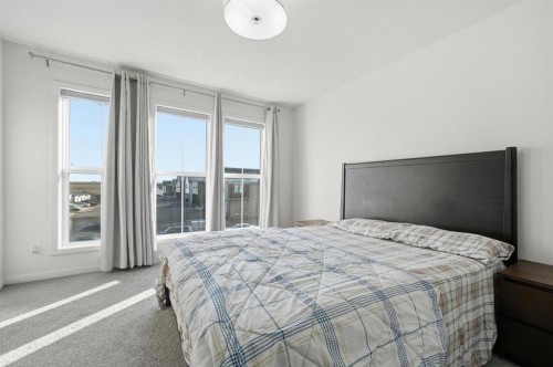 785 Southpoint Gate Sw, Airdrie, AB - Indoor Photo Showing Bedroom