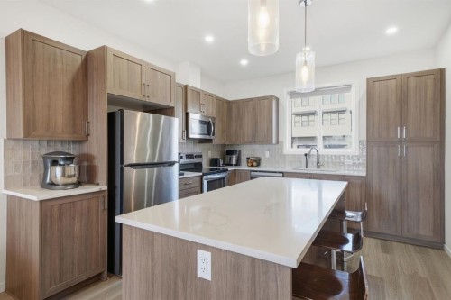 785 Southpoint Gate Sw, Airdrie, AB - Indoor Photo Showing Kitchen