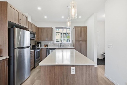 785 Southpoint Gate Sw, Airdrie, AB - Indoor Photo Showing Kitchen