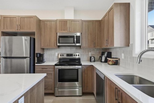 785 Southpoint Gate Sw, Airdrie, AB - Indoor Photo Showing Kitchen