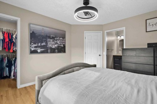 337 Douglas Glen Heath Se, Calgary, AB - Indoor Photo Showing Bedroom