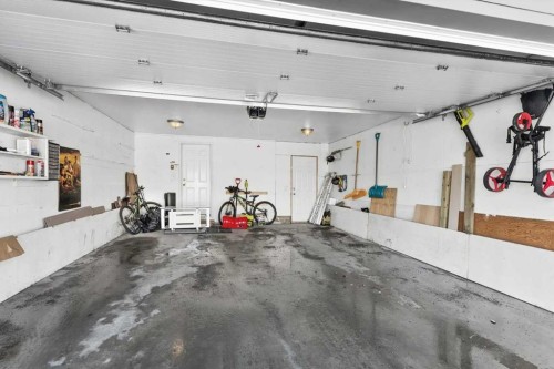 337 Douglas Glen Heath Se, Calgary, AB - Indoor Photo Showing Garage