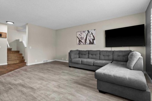 337 Douglas Glen Heath Se, Calgary, AB - Indoor Photo Showing Living Room
