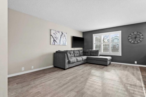 337 Douglas Glen Heath Se, Calgary, AB - Indoor Photo Showing Living Room