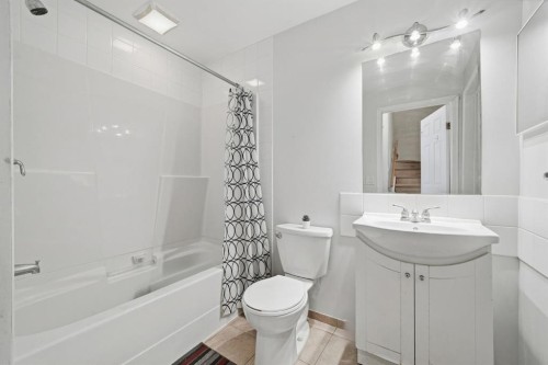 49 Royal Birch Mount Nw, Calgary, AB - Indoor Photo Showing Bathroom