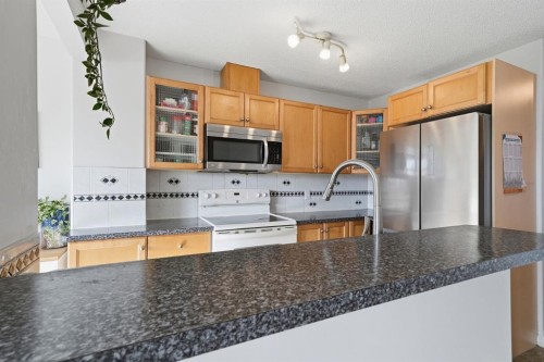 49 Royal Birch Mount Nw, Calgary, AB - Indoor Photo Showing Kitchen With Double Sink