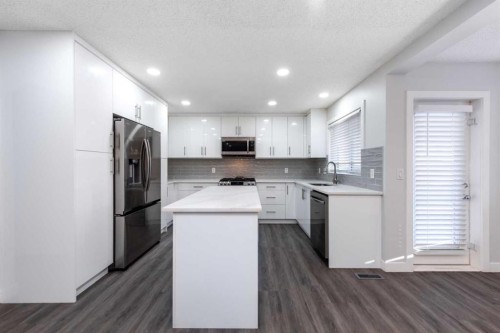 83 Cranleigh Common Se, Calgary, AB - Indoor Photo Showing Kitchen