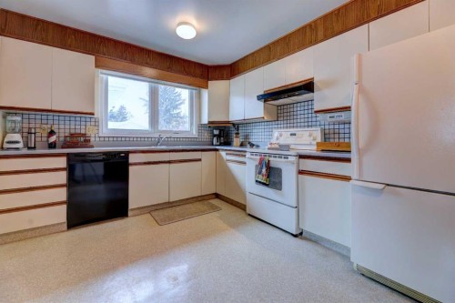 14 Munro Crescent, Red Deer, AB - Indoor Photo Showing Kitchen