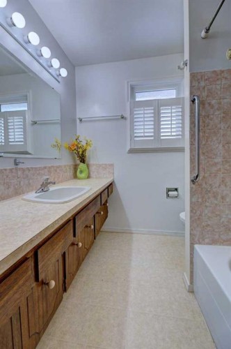14 Munro Crescent, Red Deer, AB - Indoor Photo Showing Bathroom