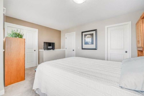 112 Everridge Common Sw, Calgary, AB - Indoor Photo Showing Bedroom