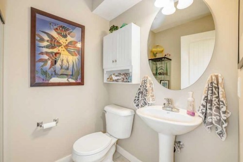 112 Everridge Common Sw, Calgary, AB - Indoor Photo Showing Bathroom