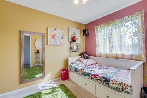 31 Inverness Grove Se, Calgary, AB - Indoor Photo Showing Bedroom