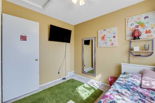 31 Inverness Grove Se, Calgary, AB - Indoor Photo Showing Bedroom