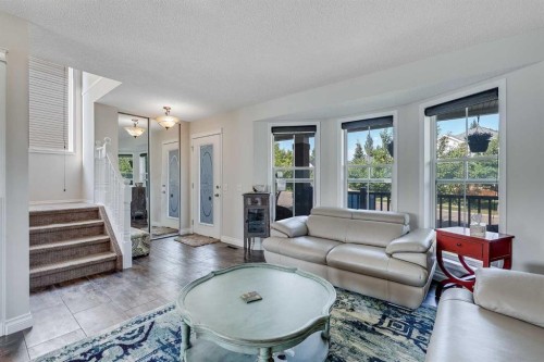 31 Inverness Grove Se, Calgary, AB - Indoor Photo Showing Living Room