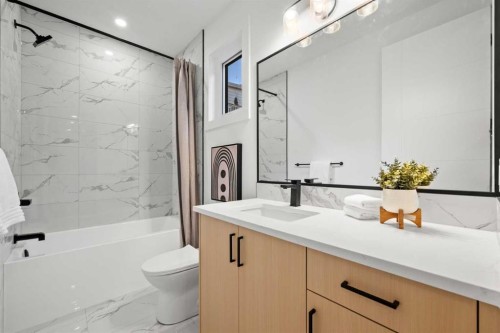 2518 16B Street Sw, Calgary, AB - Indoor Photo Showing Bathroom