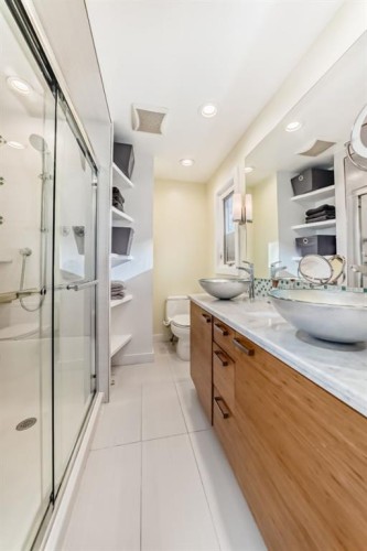 12 Varbow Place Nw, Calgary, AB - Indoor Photo Showing Bathroom