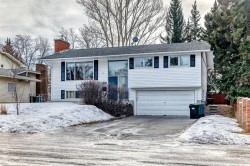 12 Varbow Place NW Calgary, AB T3A 0B6
