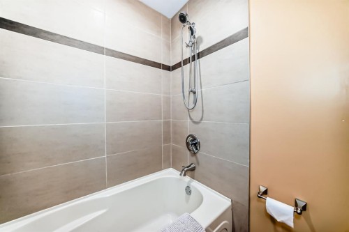 12 Varbow Place Nw, Calgary, AB - Indoor Photo Showing Bathroom