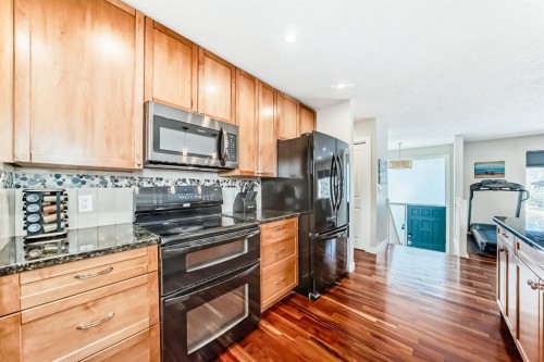 12 Varbow Place Nw, Calgary, AB - Indoor Photo Showing Kitchen