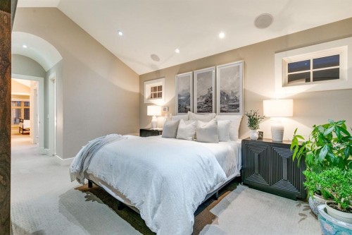 1727 Bowness Road Nw, Calgary, AB - Indoor Photo Showing Bedroom