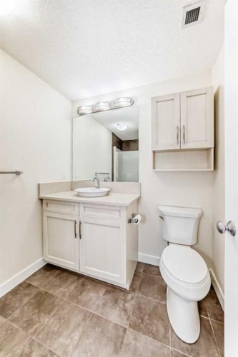 802-16 Varsity Estates Circle Nw, Calgary, AB - Indoor Photo Showing Bathroom