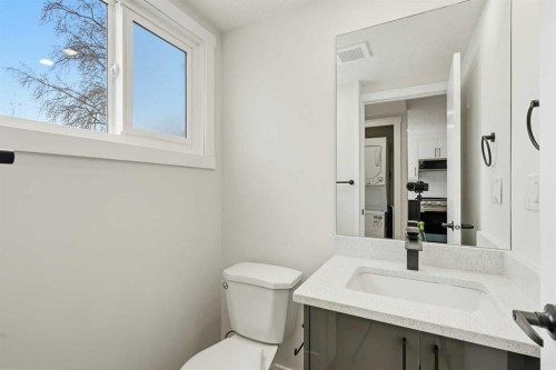 5610 Pensacola Crescent Se, Calgary, AB - Indoor Photo Showing Bathroom