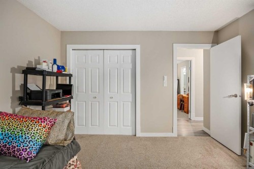75D-231 Heritage Drive Se, Calgary, AB - Indoor Photo Showing Bedroom