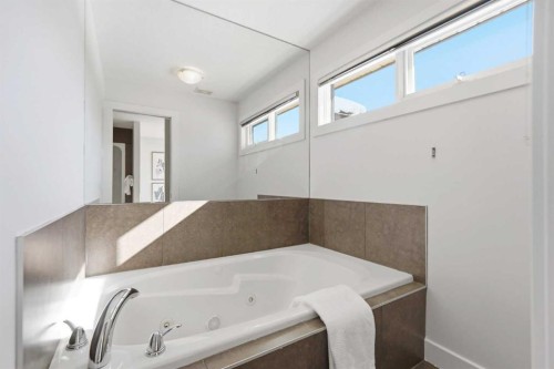 16 Hamptons Cove Nw, Calgary, AB - Indoor Photo Showing Bathroom