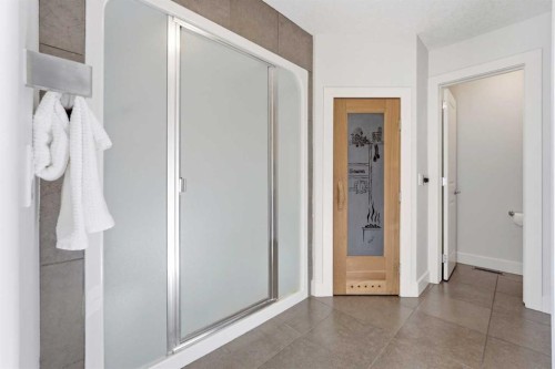 16 Hamptons Cove Nw, Calgary, AB - Indoor Photo Showing Other Room