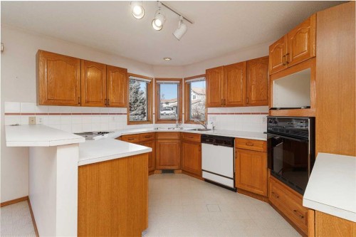 39 Signature Mews Sw, Calgary, AB - Indoor Photo Showing Kitchen With Double Sink