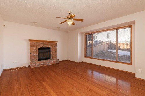 39 Signature Mews Sw, Calgary, AB - Indoor Photo Showing Living Room With Fireplace