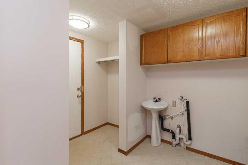 39 Signature Mews Sw, Calgary, AB - Indoor Photo Showing Other Room