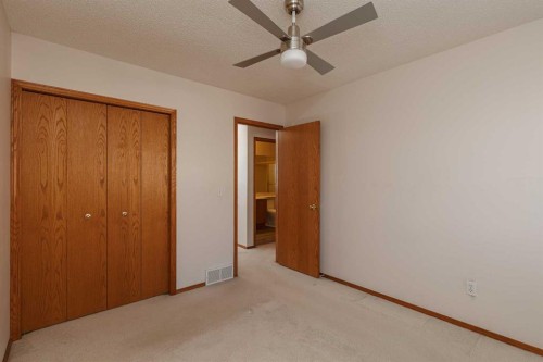 39 Signature Mews Sw, Calgary, AB - Indoor Photo Showing Other Room