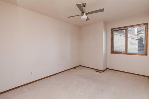 39 Signature Mews Sw, Calgary, AB - Indoor Photo Showing Other Room